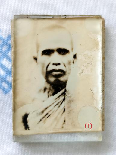 รูปถ่ายกรอบกระจก หลวงพ่อจันทร์ วัดตาเจี่ย จ.สมุทรปราการ ปี 16 หลังยันต์หมึกสีดำ นับเป็นของวิเศษ